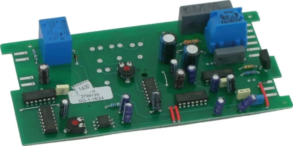 Platiniert eine elektronische Steuereinheit von Wolf, ausgestattet mit Relais, Transistoren und Kondensatoren auf grünem Leiterboard.